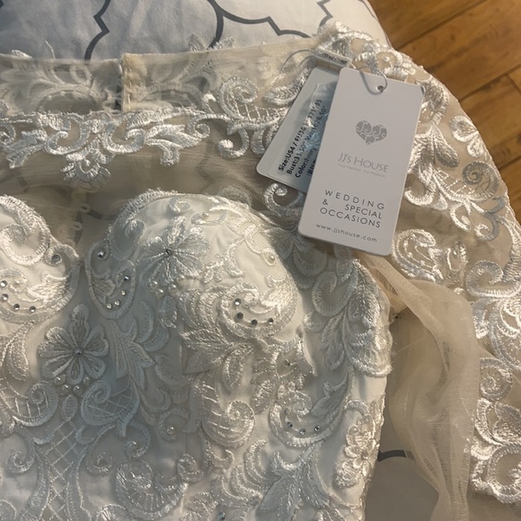 JJ’s House wedding gown size 4 ivory color - Picture 4 of 4